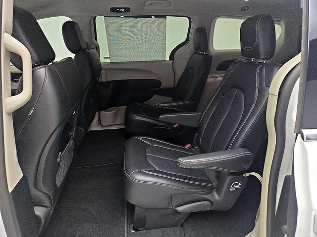 Photo of 2023 White Chrysler Pacifica