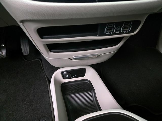 Photo of 2023 White Chrysler Pacifica