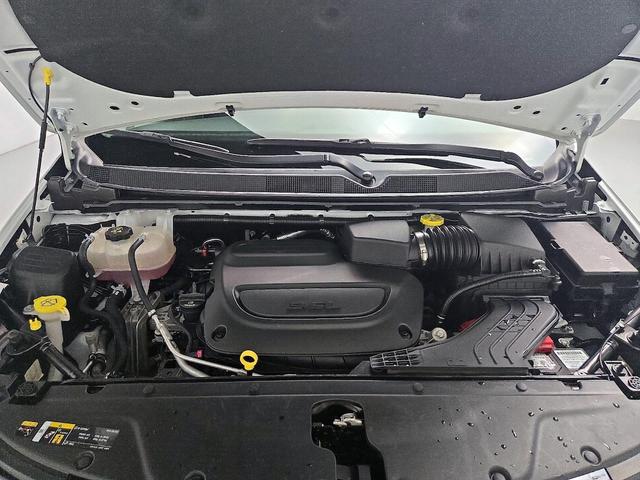 Photo of 2023 White Chrysler Pacifica