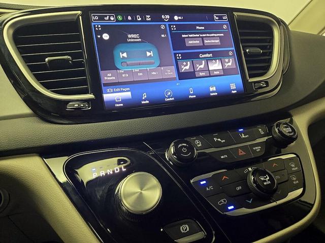 Photo of 2023 White Chrysler Pacifica