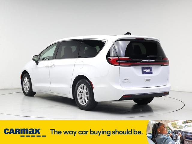 Photo of 2023 White Chrysler Pacifica