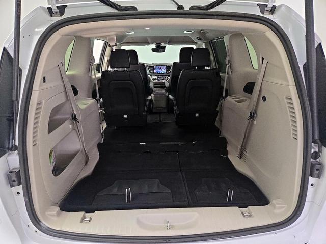 Photo of 2023 White Chrysler Pacifica