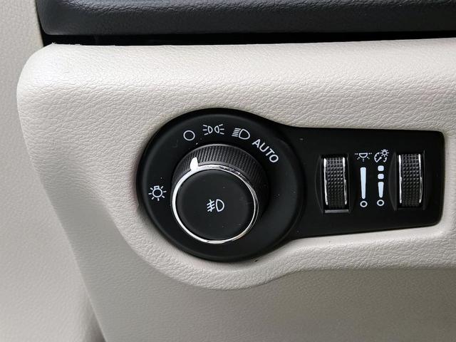 Photo of 2023 White Chrysler Pacifica