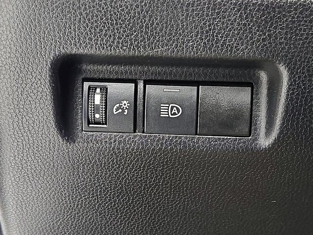Photo of 2021 White Toyota RAV4