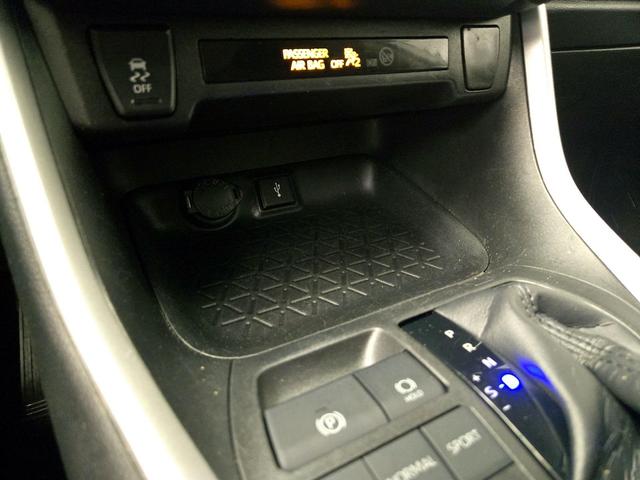 Photo of 2021 White Toyota RAV4