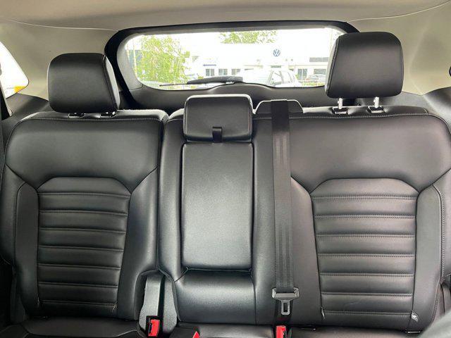 Photo of 2024 Iconic Silver Metallic Ford Edge