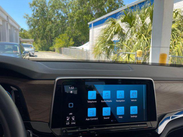 Photo of 2024 Silver Mist Metallic Volkswagen Atlas