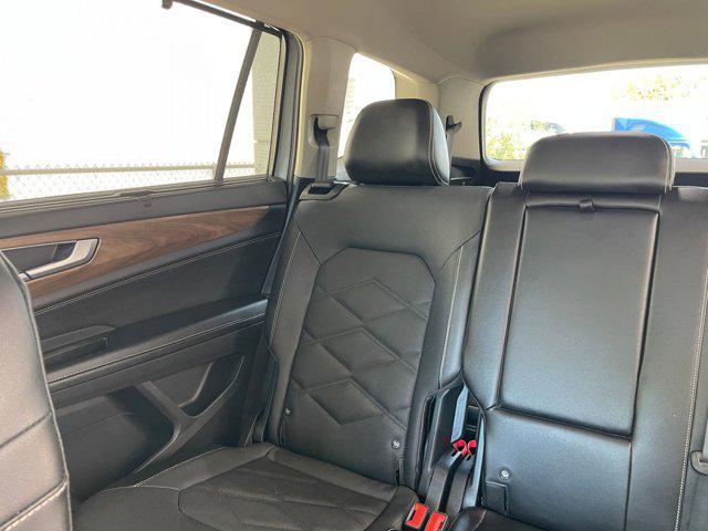 Photo of 2024 Silver Mist Metallic Volkswagen Atlas