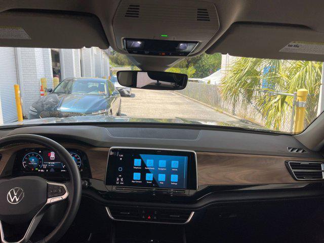 Photo of 2024 Silver Mist Metallic Volkswagen Atlas