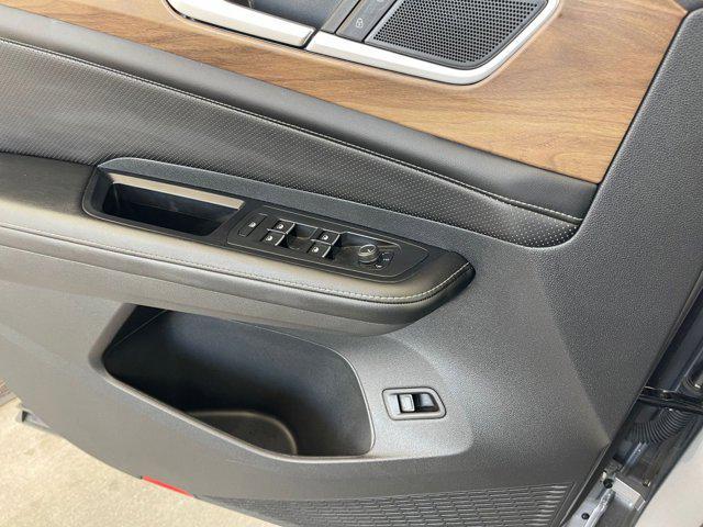Photo of 2024 Silver Mist Metallic Volkswagen Atlas