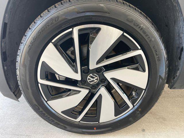Photo of 2024 Silver Mist Metallic Volkswagen Atlas