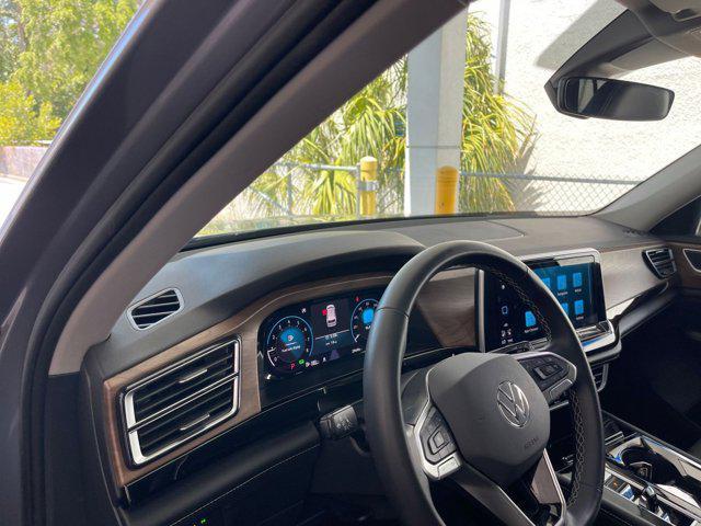 Photo of 2024 Silver Mist Metallic Volkswagen Atlas