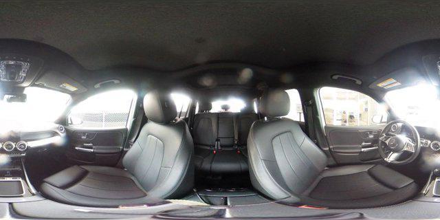 Photo of 2024 Polar White Mercedes-Benz GLB 250