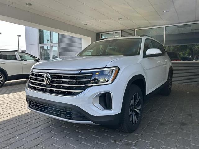 Photo of 2025 Pure White Volkswagen Atlas