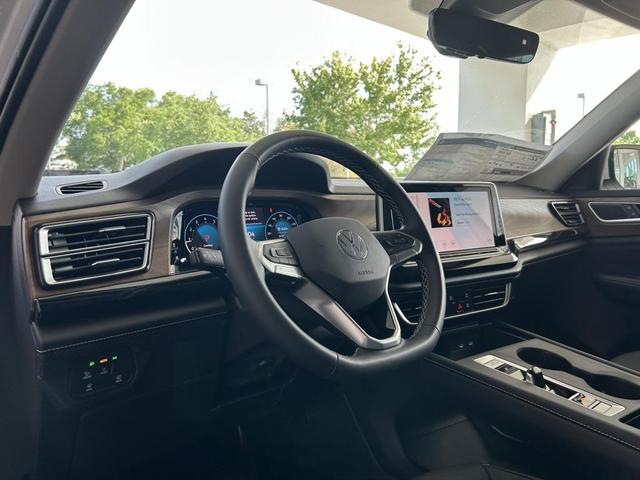 Photo of 2025 Pure White Volkswagen Atlas