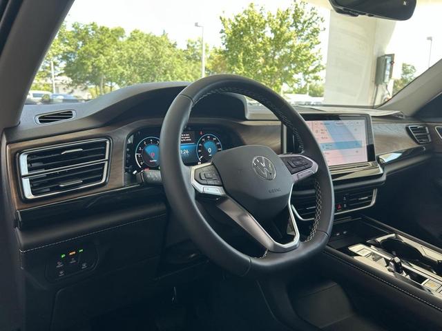 Photo of 2025 Pure White Volkswagen Atlas