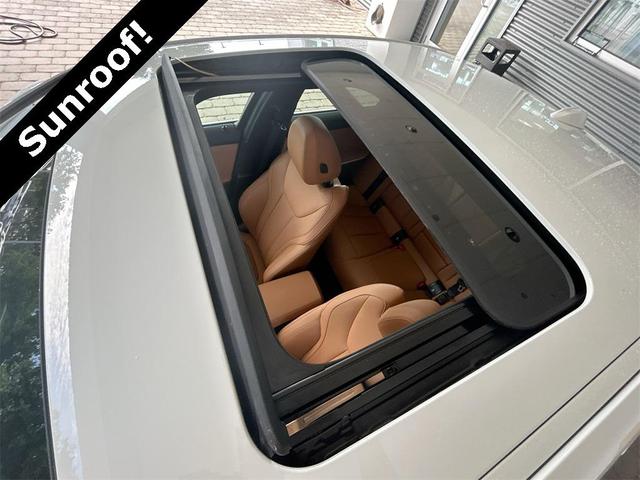 Photo of 2025 Alpine White BMW 330