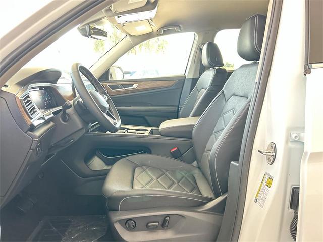 Photo of 2025 Pure White Volkswagen Atlas