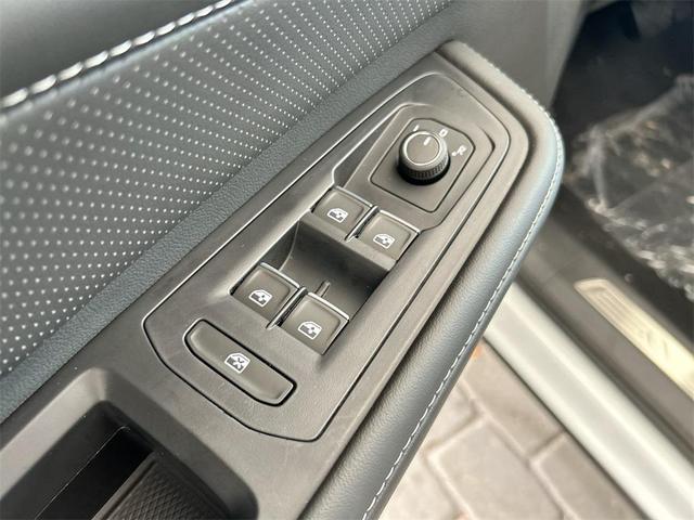 Photo of 2025 Opal White Pearl Volkswagen Atlas