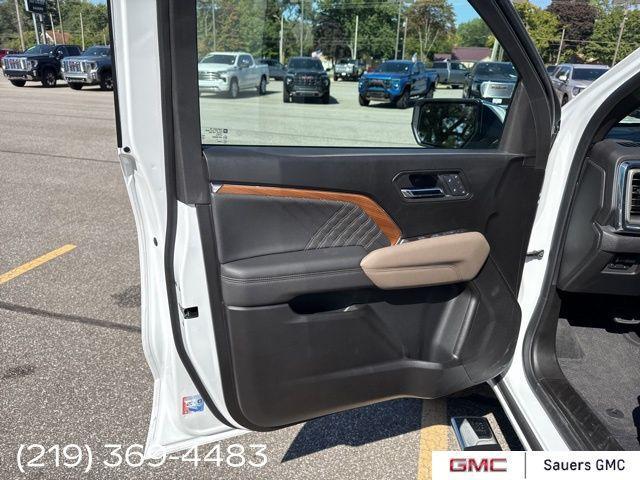 Photo of 2025 Summit White GMC Canyon