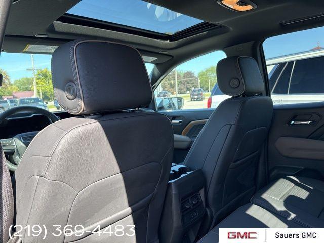 Photo of 2025 Summit White GMC Canyon