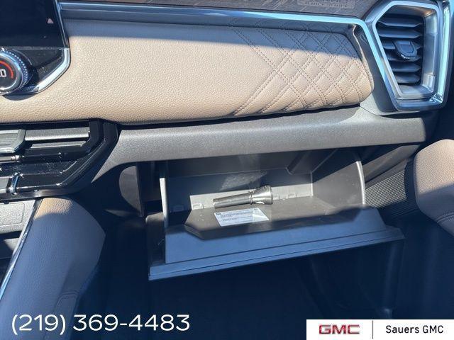 Photo of 2025 Summit White GMC Canyon