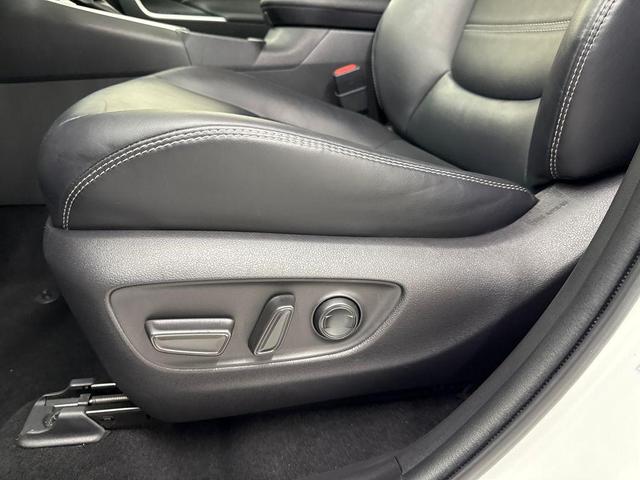Photo of 2019 Super White Toyota RAV4