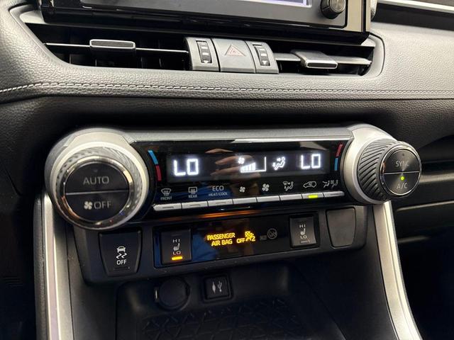 Photo of 2019 Super White Toyota RAV4