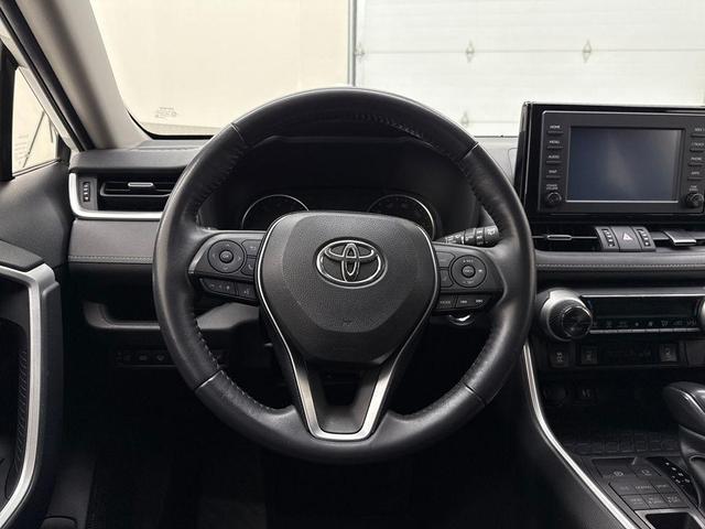 Photo of 2019 Super White Toyota RAV4