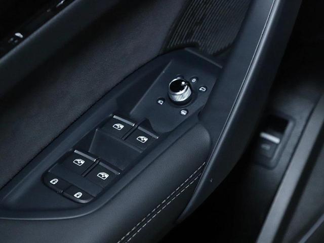 Photo of 2024 Glacier White Metallic Audi SQ5