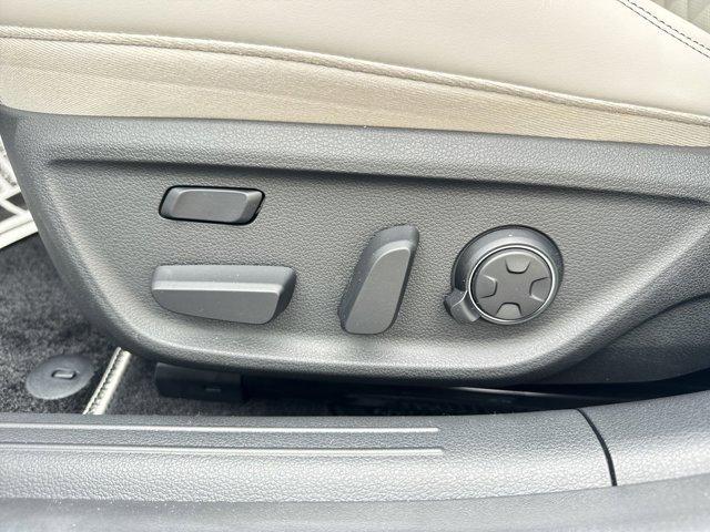Photo of 2025 Uyuni White Genesis G70