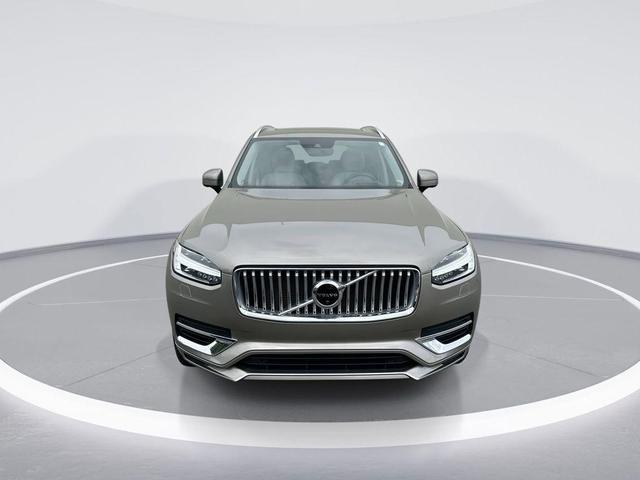 Photo of 2022 Champagne Volvo XC90 Recharge Plug-In Hybrid