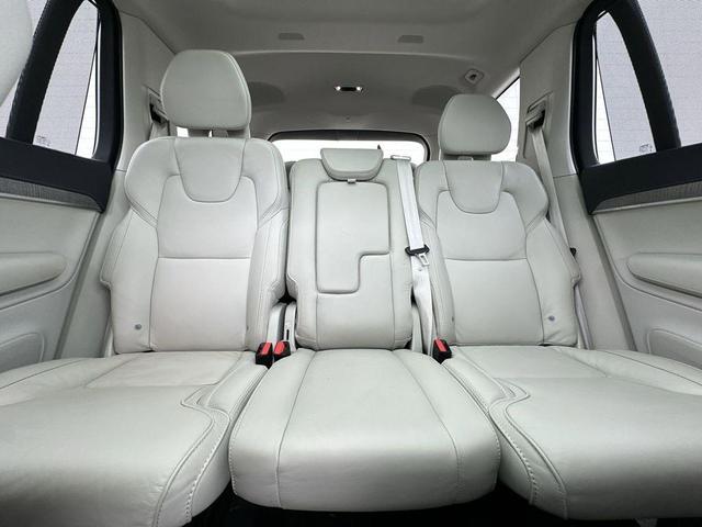 Photo of 2022 Champagne Volvo XC90 Recharge Plug-In Hybrid