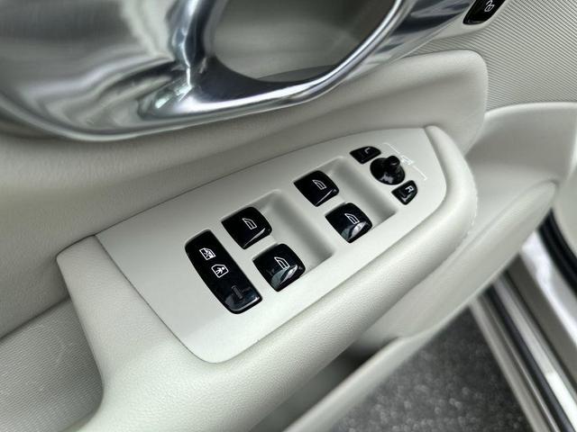 Photo of 2022 Champagne Volvo XC90 Recharge Plug-In Hybrid