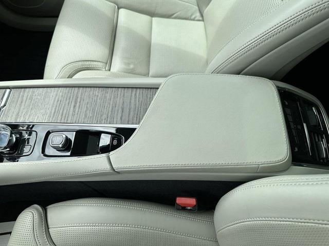 Photo of 2022 Champagne Volvo XC90 Recharge Plug-In Hybrid
