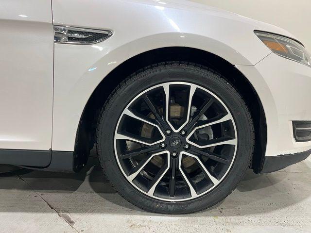 Photo of 2018 White Platinum Metallic Tri-Coat Ford Taurus