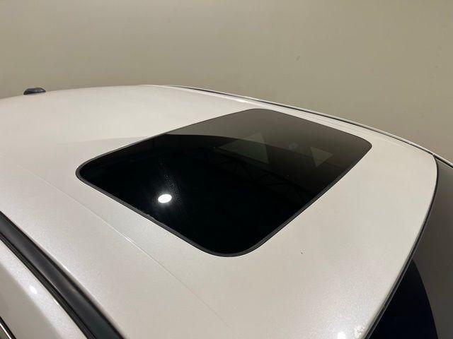 Photo of 2018 White Platinum Metallic Tri-Coat Ford Taurus