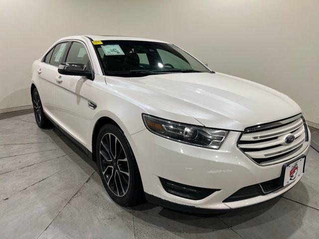 Photo of 2018 White Platinum Metallic Tri-Coat Ford Taurus