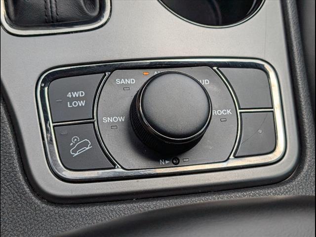 Photo of 2020 Diamond Black Crystal Pearlcoat Jeep Grand Cherokee