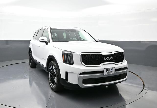 Photo of 2024 Glacial White Pearl Kia Telluride