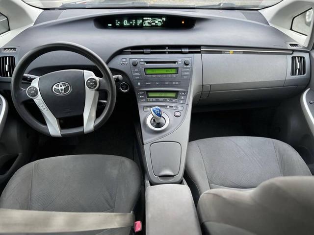 Photo of 2011 Winter Gray Metallic Toyota Prius