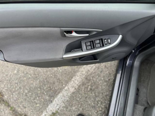 Photo of 2011 Winter Gray Metallic Toyota Prius