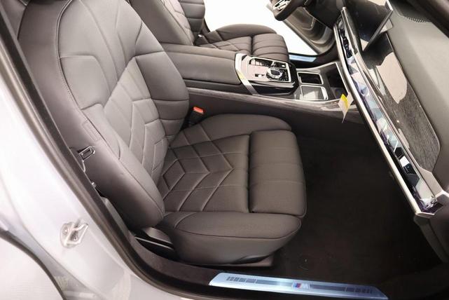 Photo of 2025 Brooklyn Gray Metallic BMW 760
