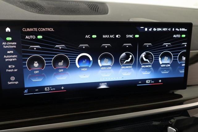 Photo of 2023 Mineral White Metallic BMW X7