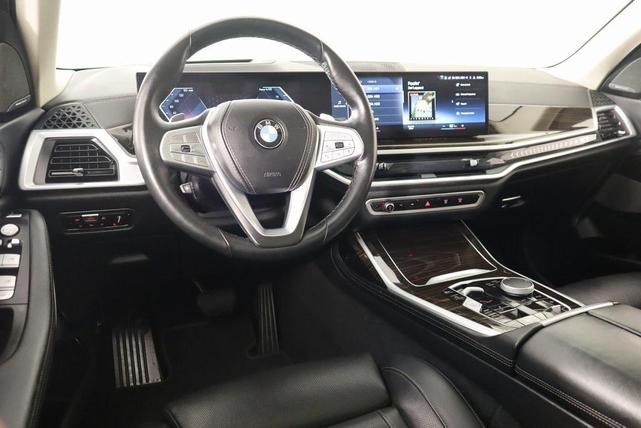 Photo of 2023 Mineral White Metallic BMW X7