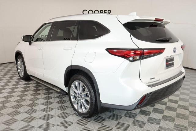 Photo of 2023 Wind Chill Pearl Toyota Highlander Hybrid