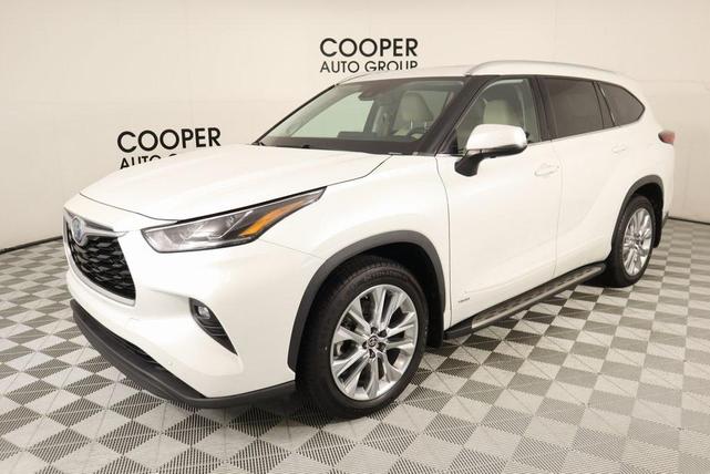 Photo of 2023 Wind Chill Pearl Toyota Highlander Hybrid