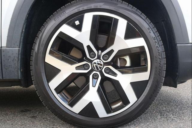 Photo of 2022 Pyrite Silver Metallic Volkswagen Taos