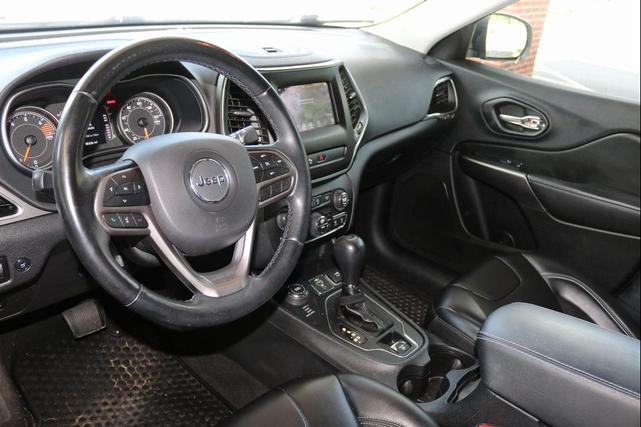 Photo of 2020 Diamond Black Crystal Pearlcoat Jeep Cherokee