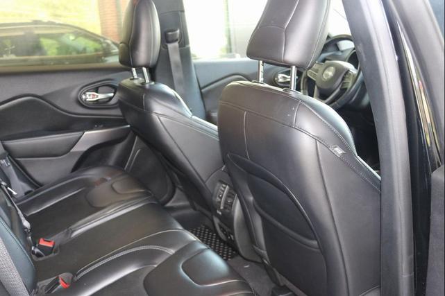 Photo of 2020 Diamond Black Crystal Pearlcoat Jeep Cherokee